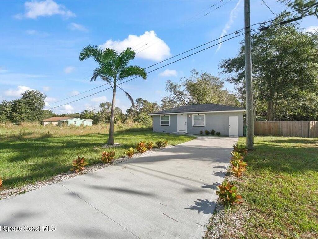 2651 Pineapple Avenue, Mims, FL 32754