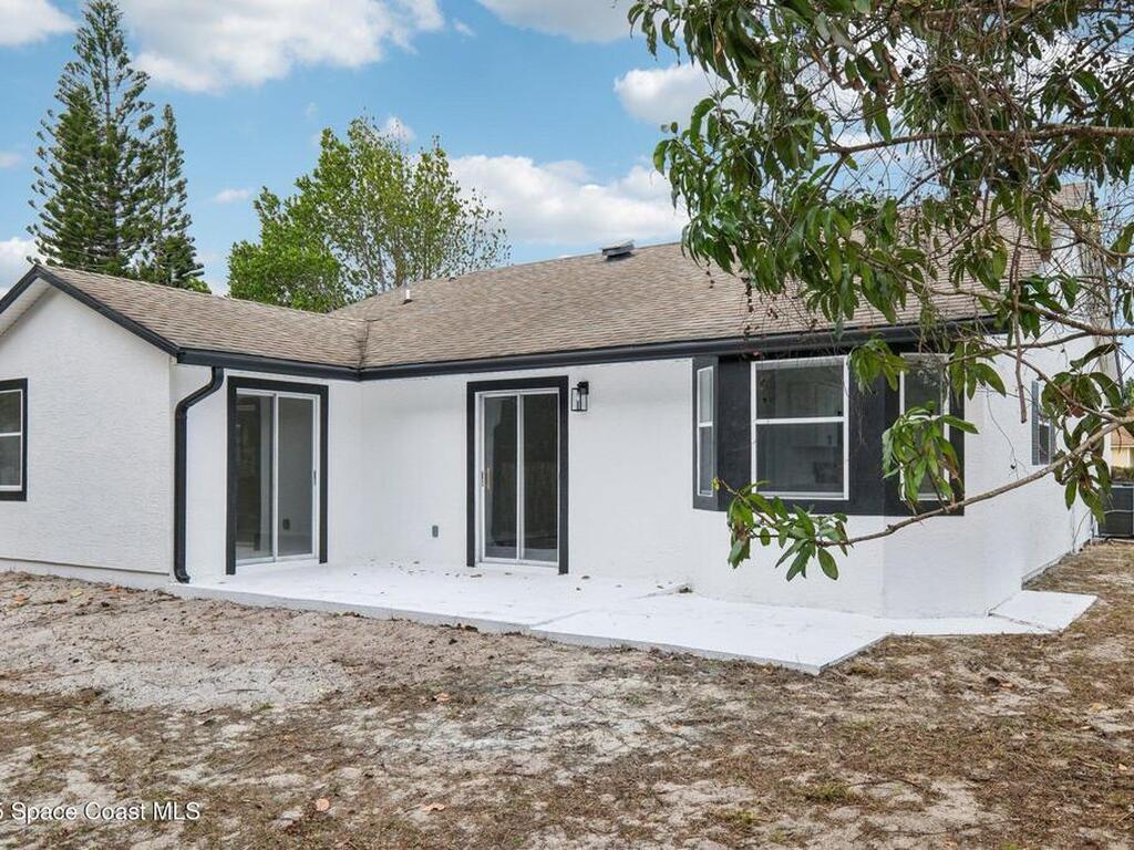 1055 9th Square, Vero Beach, FL 32960