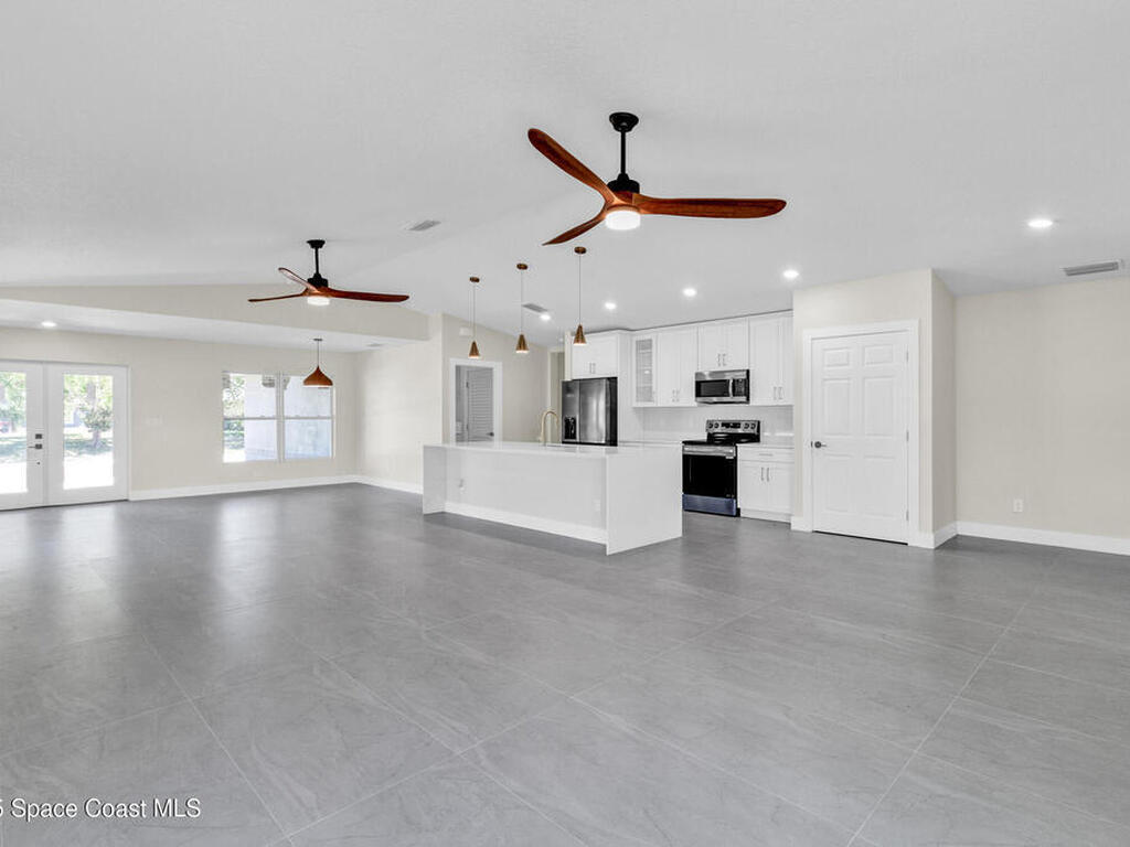 8575 100th Avenue, Vero Beach, FL 32967