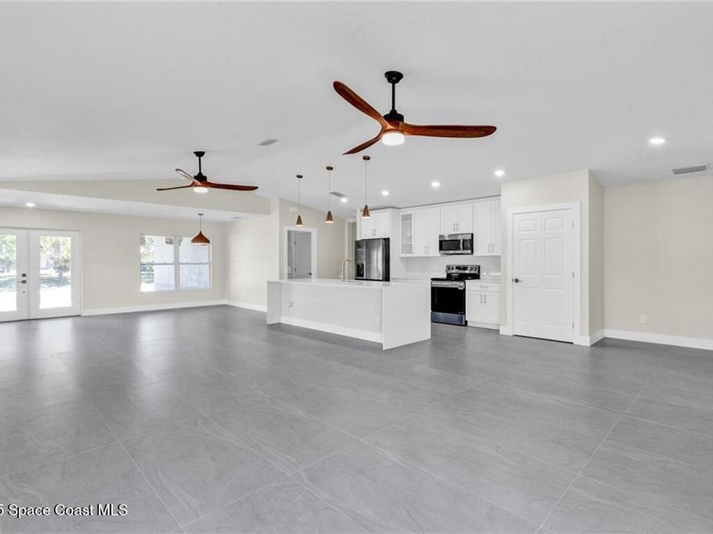 8585 100th Avenue, Vero Beach, FL 32967