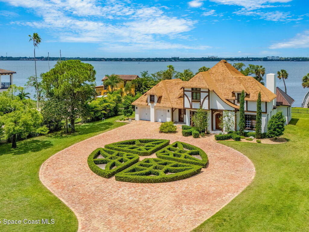 7021 S Tropical Trail, Merritt Island, FL 32952