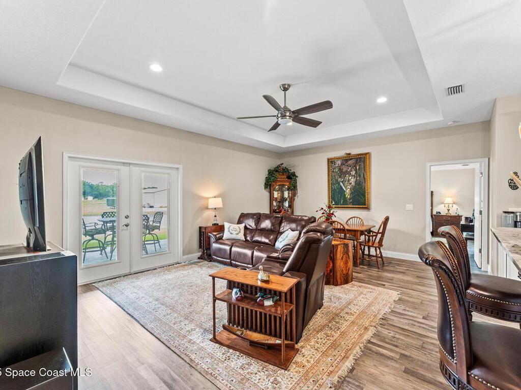 6435 Dixie Way, Mims, FL 32754