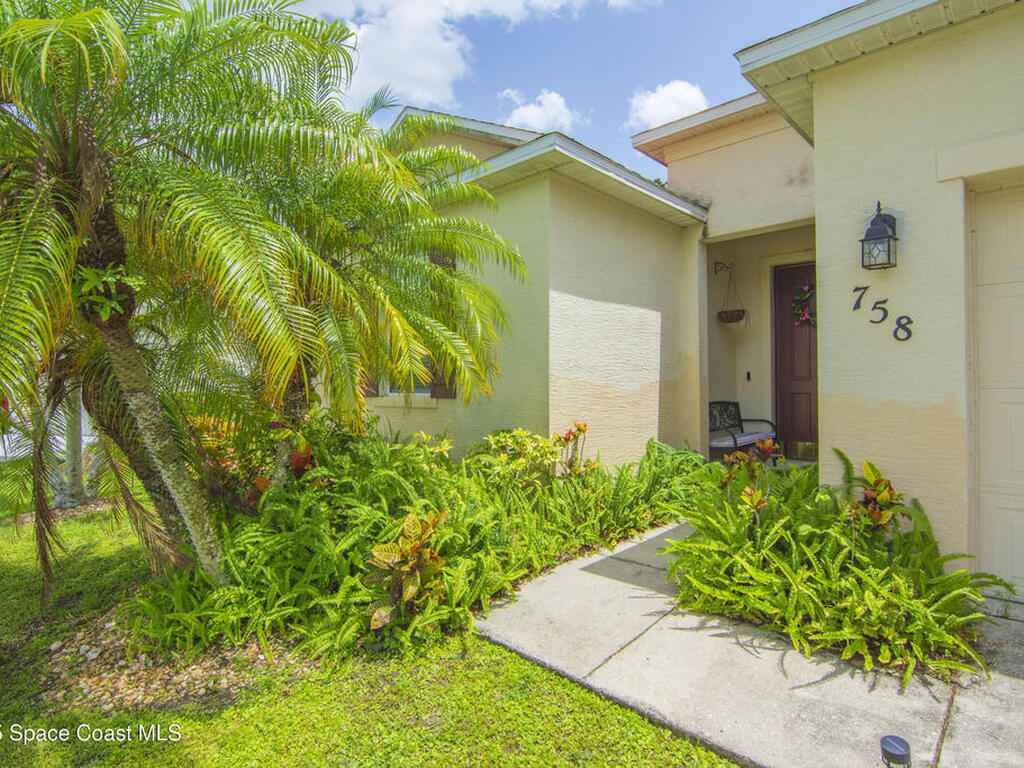 758 Carriage Lake Way, Vero Beach, FL 32968
