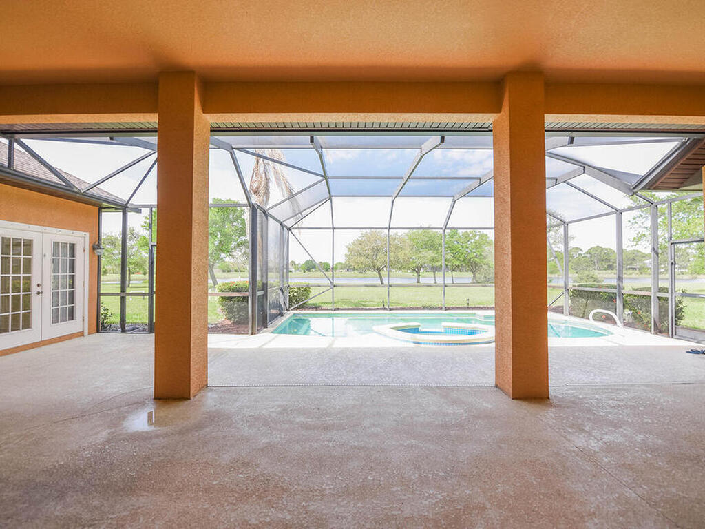 4068 Gardenwood Circle, Grant, FL 32949