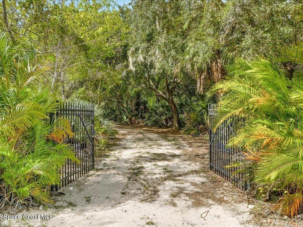 6555 S Tropical Trail, Merritt Island, FL 32952