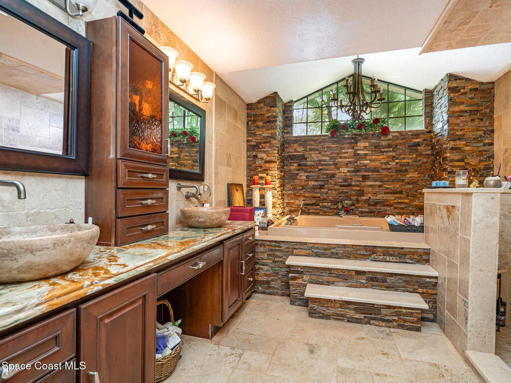 562 Lake Ashley Circle, Melbourne, FL 32904