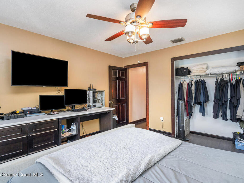 562 Lake Ashley Circle, Melbourne, FL 32904