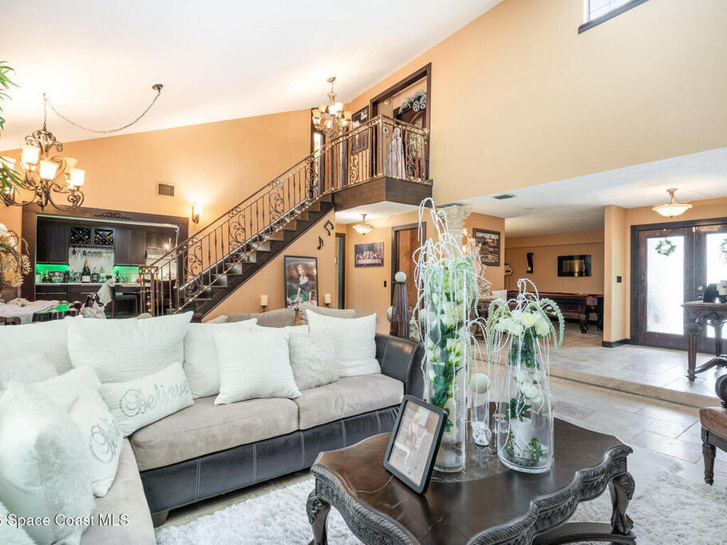 562 Lake Ashley Circle, Melbourne, FL 32904