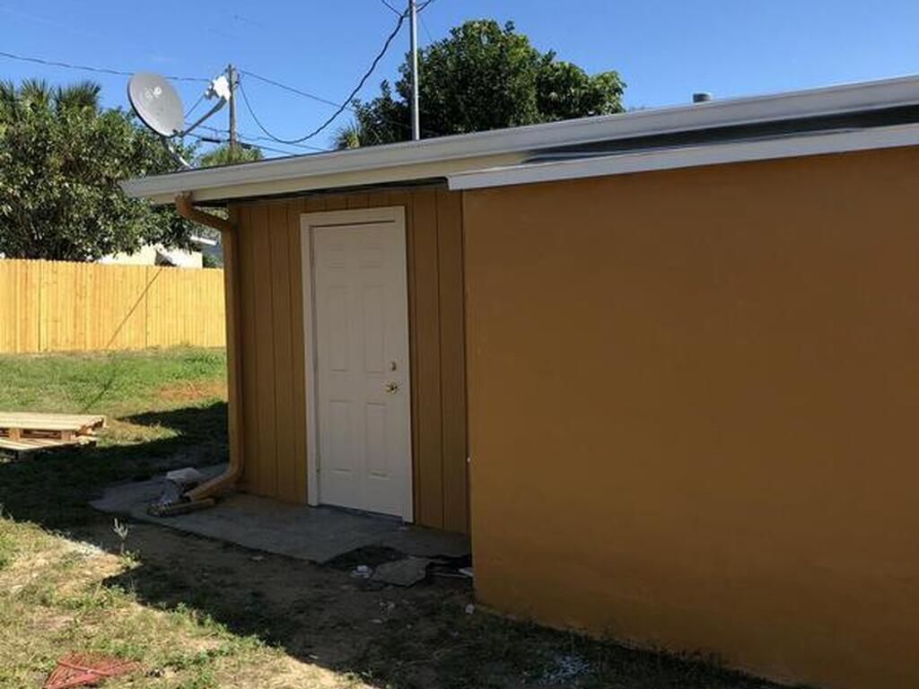 390 7th Road, Vero Beach, FL 32960