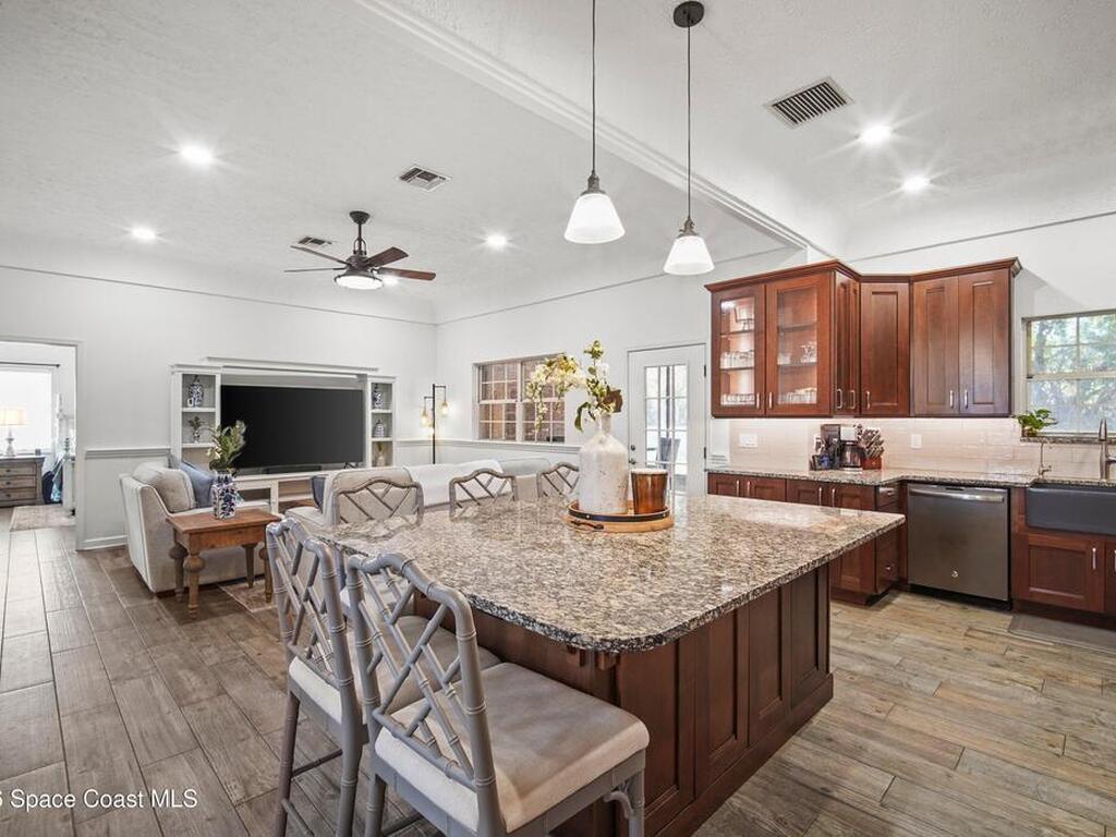 572 Lake Ashley Circle, Melbourne, FL 32904