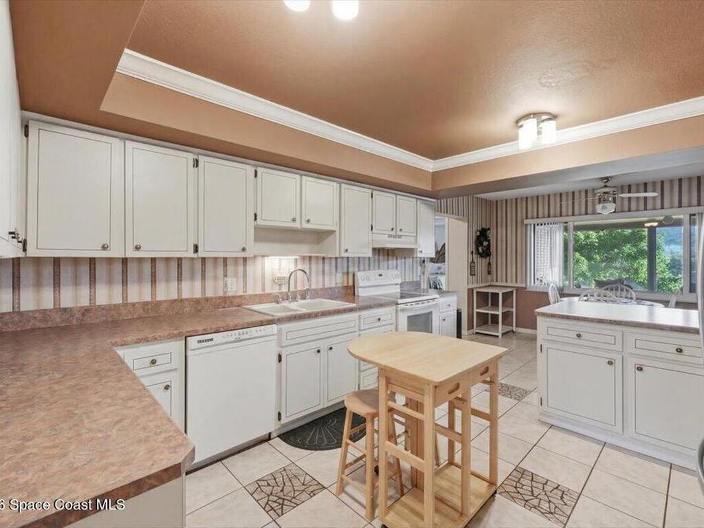 236 W Lake Ina Drive, Winter Haven, FL 33881